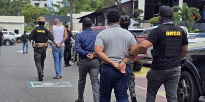 Policia apresa cuatro hombres y decomisa 180 paquetes de cocaina en aeropuerto de Las Americas