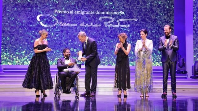 Premio-Oscar-de-la-Renta-Quemuel-Santos.jpeg