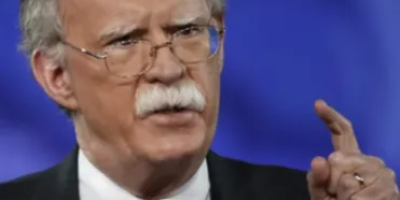 Giro radical en el caso John Bolton. El polémico exasesor de Trump se declaró culpable de retener información clasificada y pagará una multa millonaria.