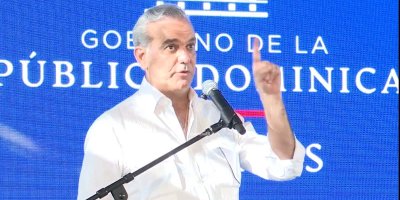 El presidente Luis Abinader anunció este domingo una inversión de RD$2,000 millones destinados a la construcción y rehabilitación de 25 instalaciones deportivas en todo el país, con recursos provenientes de fondos recuperados tras casos de corrupción judicialmente procesados.