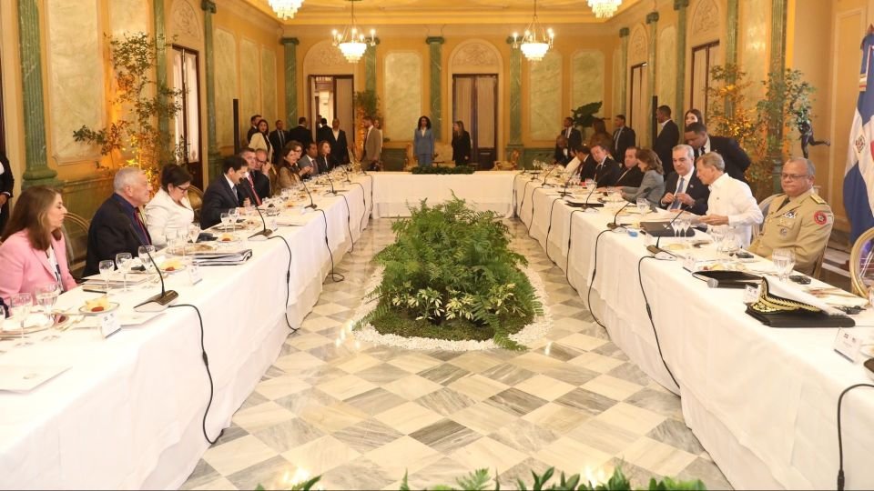 Vista-parcial-de-la-reunion-que-el-presidente-Luis-Abinader-y-el-secreario-de-Estado-de-EEUU-e1738867378382.jpg