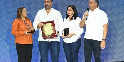 El INEFI reconoció a la gobernadora Ana Xiomara Cortés y a varios colaboradores por su apoyo al éxito de los XI Juegos Escolares Deportivos Nacionales San Francisco de Macorís 2025.
