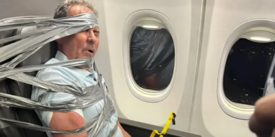 Identifican como Layne Arthur Lundeen al pasajero inmovilizado con cinta adhesiva en un vuelo de American Airlines tras agredir verbalmente a tripulantes.