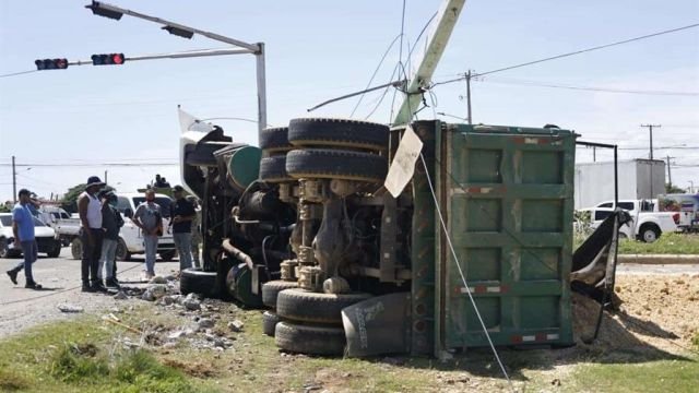 camion-pierde-los-frenos-y-se-vuelca-en-la-avenida-ecologica-4d3da66b-focus-0-0-896-504.jpg