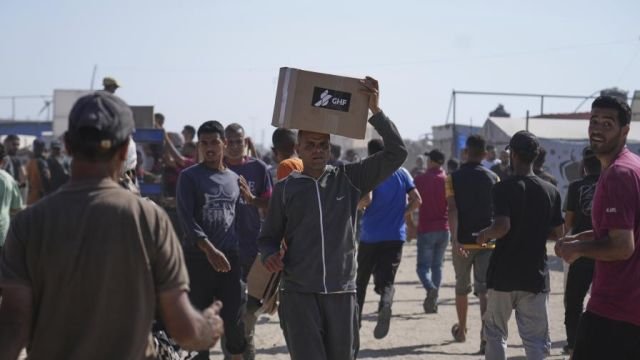 palestinos-cajas-alimentos-gaza-ap-ap25147587762421-0294dabf-focus-0-0-896-504.jpg