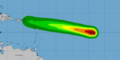 Mapa de trayectoria e imagen satelital de la tormenta tropical Dolly en el océano Atlántico hacia las Antillas