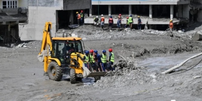 Equipos de rescate y militares trabajando en las labores de socorro tras la riada en Nepal y el Tíbet