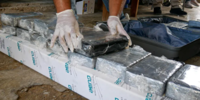 Agentes de la DNCD custodian paquetes de presunta cocaína ocupados en operativo en San Pedro de Macorís