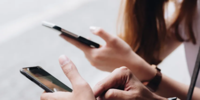 Pantalla de teléfono móvil mostrando la aplicación de Instagram con la etiqueta de perfil generado por IA en una cuenta