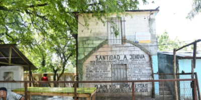 Fachada e instalaciones de la Fundación Restaurando Vida en el sector Las Paredes de Bajos de Haina