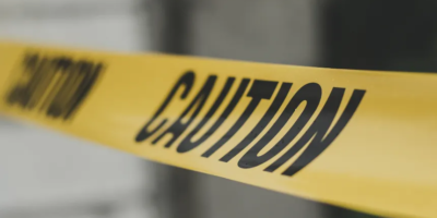 Agentes policiales investigan el negocio donde hallan cadáver en Herrera.