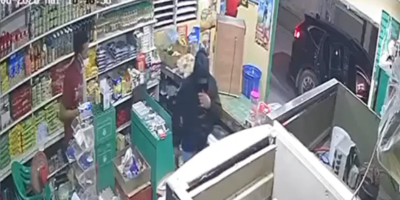 Agentes policiales investigan el lugar donde asaltan colmado en San Pedro de Macorís.