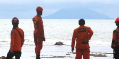 Equipos de rescate trabajan tras el naufragio en Indonesia al sur de Borneo.