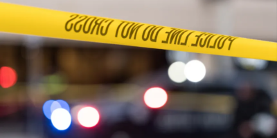 Agentes e investigadores examinan la escena donde hallan cuerpo de mujer en Brooklyn.