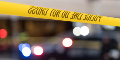Agentes e investigadores examinan la escena donde hallan cuerpo de mujer en Brooklyn.