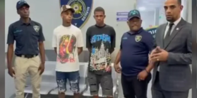 Se entregan dos hombres buscados en Barahona ante la Policía Nacional.