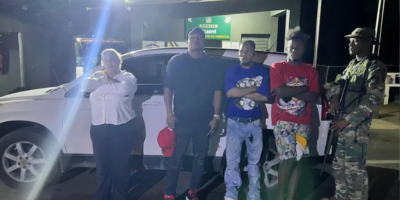 Detienen abogada con haitianos en Valverde durante operativo en puesto de chequeo.