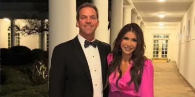 Kristi Noem y Bryon Noem en una actividad pública antes de la solicitud de divorcio.