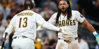 Fernando Tatis Jr. y Manny Machado celebran batazo en el Petco Park.