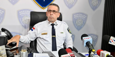 Patrulla de la Policía Nacional e investigadores de la Dicrim en Santo Domingo Este.