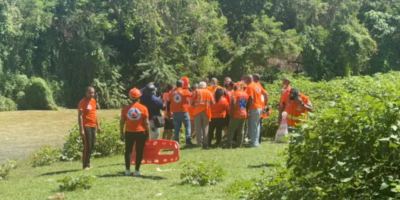 Brigadistas de la Defensa Civil y drones durante el operativo de búsqueda en el río Yaque del Norte.
