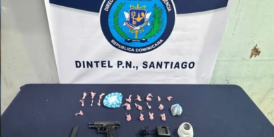 Evidencias, armas de fuego e insumos incautados durante los operativos de la Policía Nacional y el Ministerio Público en Santiago.