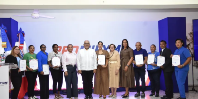 Entrega de desembolsos crediticios de Promipyme a microempresarios en San Francisco de Macorís.