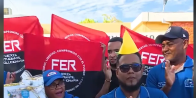 Docentes y estudiantes realizando protesta simbólica frente al Politécnico Manuel María Castillo en San Francisco de Macorís.