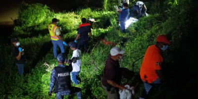 Personal de la Defensa Civil y autoridades durante la recuperación del cuerpo en el río Yabón.