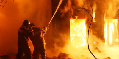 Unidades del Cuerpo de Bomberos de San Cristóbal sofocando el incendio en la fábrica de aceite.