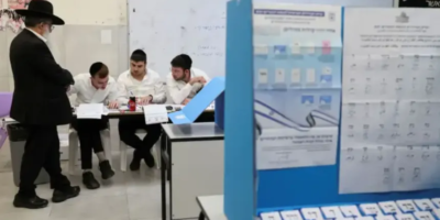 Ciudadanos israelíes acudiendo a las urnas durante las elecciones legislativas.