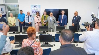 rafael-santos-badia-da-declaraciones-a-la-prensa-desde-una-de-las-aulas-de-la-academia-de-ingles-del-infotep-825d4868.jpg