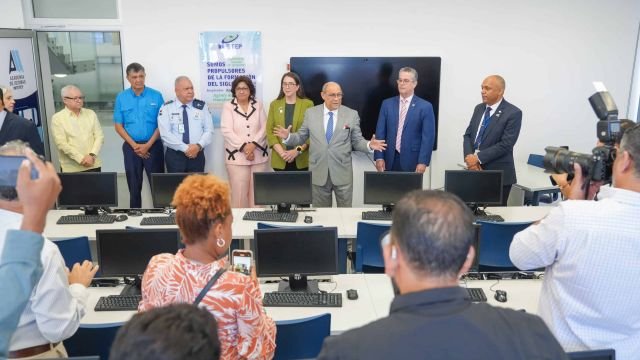 rafael-santos-badia-da-declaraciones-a-la-prensa-desde-una-de-las-aulas-de-la-academia-de-ingles-del-infotep-825d4868.jpg