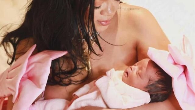 rihanna-presenta-a-su-tercer-hijo-una-nina-llamada-en-honor-a-su-padr-1644837c-focus-0-0-896-504.jpg
